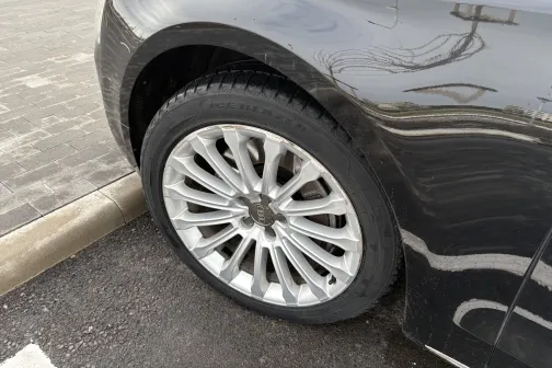 Melnas automa&scaron;īnas priek&scaron;ējais rats uz asfalta.