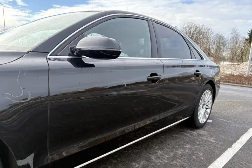 Melnas automa&scaron;īnas sānskats stāvvietā, spīdīgi tīra.