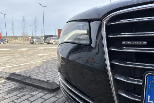 Melnas automa&scaron;īnas priek&scaron;puse stāvvietā.