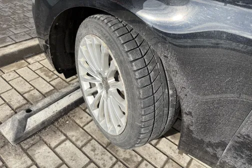 Auto riepa uz bruģēm netīra.