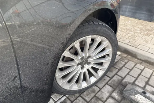 Automa&scaron;īnas priek&scaron;ējais ritenis uz bruģa.