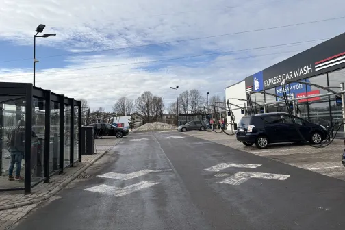 Automa&scaron;īnu mazgātava ārpus telpām zem mākoņainas debess.