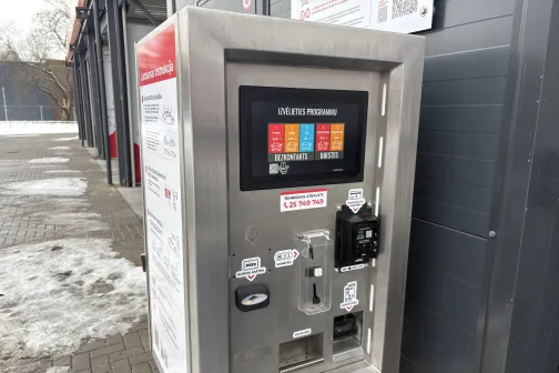 Automazgātuves maksājumu automāts ziemā.
