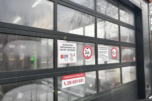 Automa&scaron;īnu mazgātavas vārti ar uzrakstiem un zīmēm.