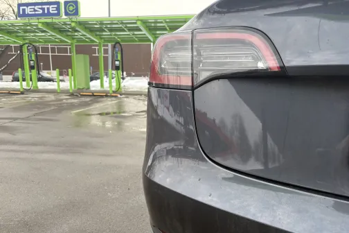 Pelēka automa&scaron;īna pie zaļas automazgātavas stacijas.