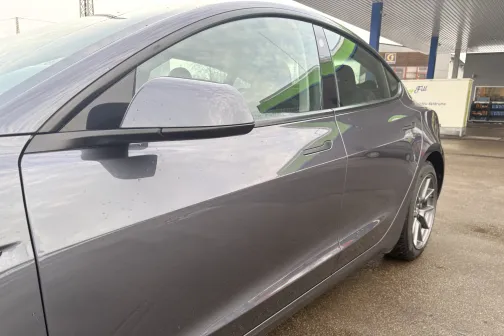 Pelēks auto pie pa&scaron;apkalpo&scaron;anās automazgātuves.