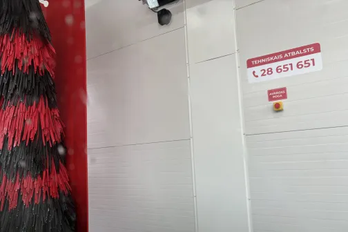 Automātiskās mazgā&scaron;anas iekārtas ar sarkaniem un melniem birstēm.