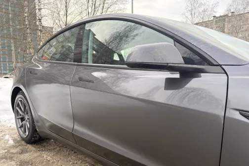 Sudrabota automa&scaron;īna ziemas fonā.