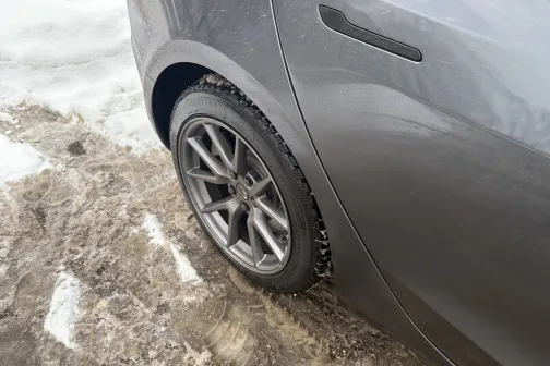 Pelēka automa&scaron;īna sniegotā un dubļainā vidē.