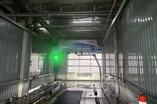 Automazgātuves iekārtas ar zaļu signālu.