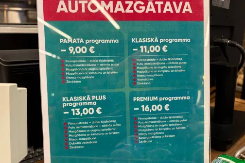 Cenu saraksts automazgātavas pakalpojumiem pie kases.