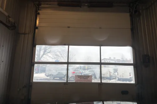 Automazgātavas durvis ar skatu uz ielu aiz loga.