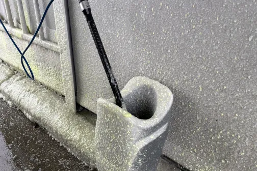 Augstspiediena &scaron;ļūtene putu klāta automazgātavā.