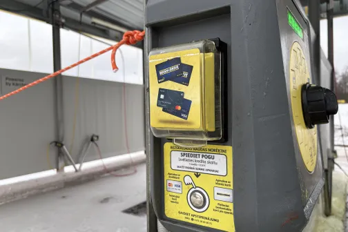 Bankas kar&scaron;u maksājumu terminālis automazgātavā.