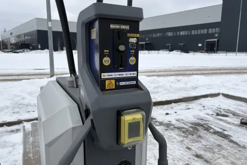 Automazgātavas iekārta sniegainā autostāvvietā.