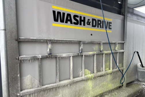 Automa&scaron;īnu mazgā&scaron;anas stacija ar zīmi "Wash & Drive".