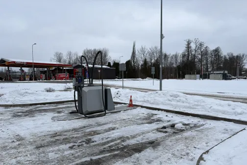 Tuk&scaron;a automazgātuve ziemā, sniega pārklāta zeme, skaidras debesis.