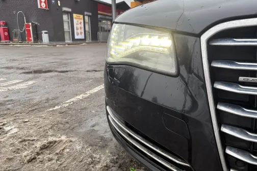 Auto priek&scaron;ējais lukturis iedegts pie automazgātavas.