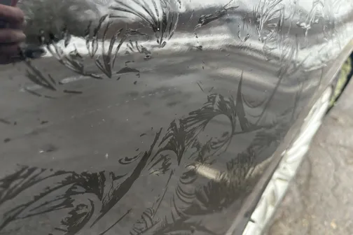 Netīra automa&scaron;īnas virsma, ar smēriem un putekļiem.