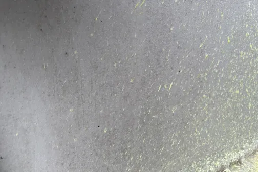 Netīrs auto virsbūves tuvplāns ar putekļiem un dubļiem.