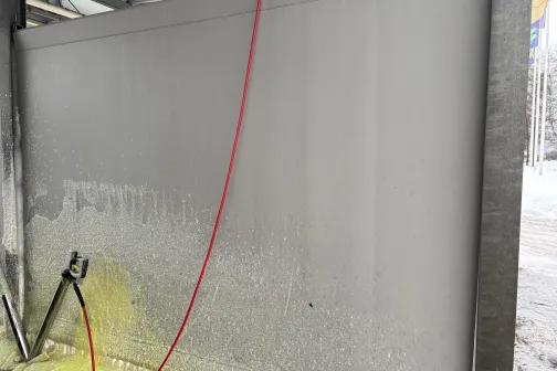 Mazgātuves siena ar zilu un sarkanu &scaron;ļūteni.