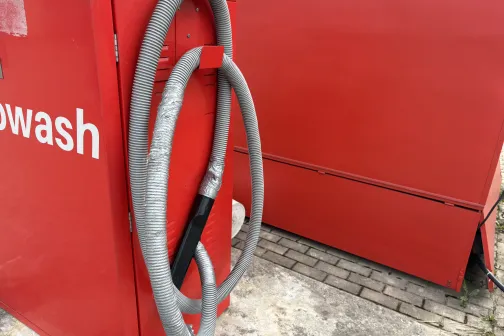 Ar lenti aptīta putekļu sūcēja &scaron;ļūtene pie eurowash automāta Ceļavēj&scaron; automazgātavā Babītē