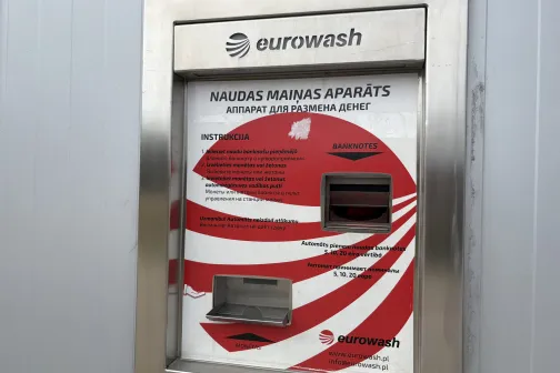Eurowash naudas maiņas aparāts bankno&scaron;u maiņai pret monētām Ceļavēj&scaron; automazgātavā Celtnieku ielā, Babītē