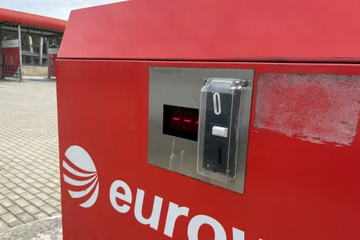 Putekļu sūcēja monētu pieņēmējs ar displeju uz sarkana eurowash korpusa Ceļavēj&scaron; automazgātavā Babītē