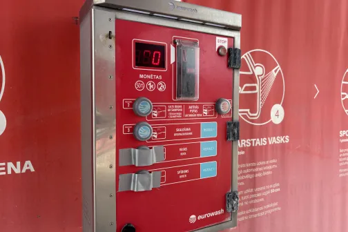 Eurowash maksājumu panelis, kas pieņem 0,50, 1 un 2 EUR monētas, Ceļavēj&scaron; automazgātavā Babītē