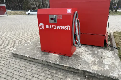 Sarkans eurowash putekļu sūcējs uz betona pamatnes Ceļavēj&scaron; automazgātavā Celtnieku ielā, Babītē