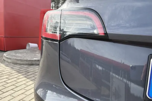 Aizmugurējais lukturis un bagāžnieka vāks pēc mazgā&scaron;anas Ceļavēj&scaron; automazgātavā Babītē &ndash; paliku&scaron;i balti traipi