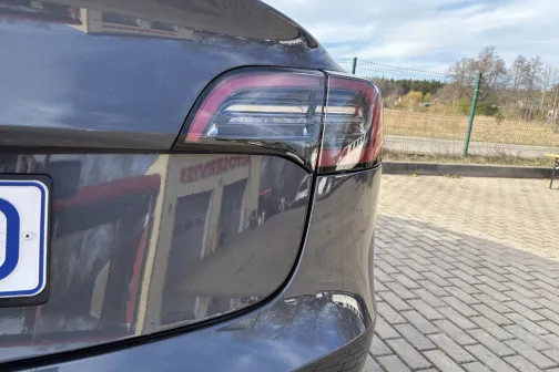 Aizmugurējais lukturis un spārns pēc mazgā&scaron;anas Ceļavēj&scaron; automazgātavā Babītē