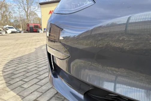 Priek&scaron;ējā bampera stūris un lukturis pēc mazgā&scaron;anas Ceļavēj&scaron; automazgātavā Babītē &ndash; paliku&scaron;i balti traipi