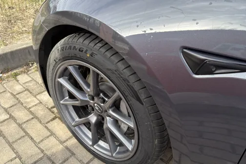 Priek&scaron;ējais ritenis un spārns pēc mazgā&scaron;anas Ceļavēj&scaron; automazgātavā Babītē