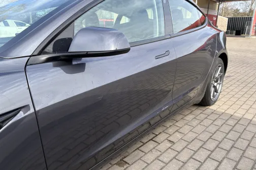 Priek&scaron;ējās durvis un sānu spogulis pēc mazgā&scaron;anas Ceļavēj&scaron; automazgātavā Babītē &ndash; paliku&scaron;i balti traipi