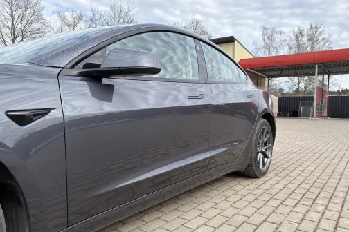 Priek&scaron;ējās durvis un sānu spogulis pirms mazgā&scaron;anas Ceļavēj&scaron; automazgātavā Babītē