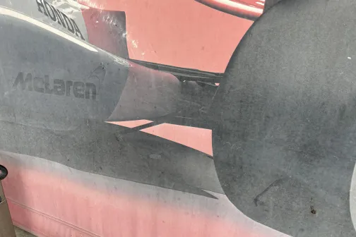 Netīrs McLaren formulas zīmējums uz mazgā&scaron;anas vietas sienas Ceļavēj&scaron; automazgātavā Babītē