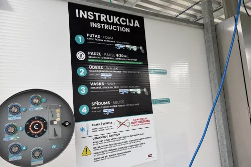 Dipstage automazgātavas instrukcija ar mazgā&scaron;anas posmiem: putas, ūdens, vasks un spīdums