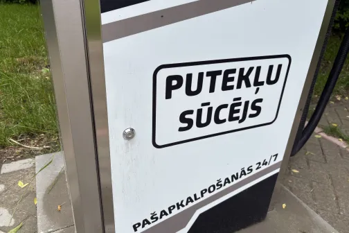 Putekļu sūcēja korpuss ar uzrakstu &ldquo;Pa&scaron;apkalpo&scaron;anās 24/7&rdquo; Dipstage automazgātavā