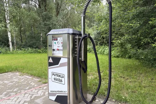 Putekļu sūcējs Dipstage automazgātavas teritorijā Baložos