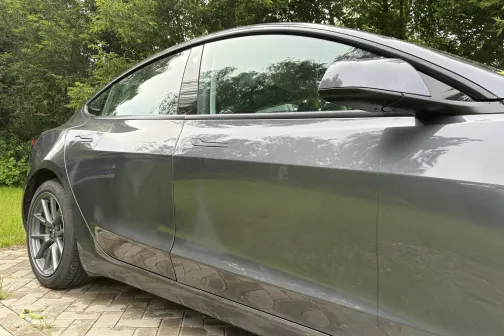 Automa&scaron;īnas sāns ar durvīm, skats no priek&scaron;as pēc mazgā&scaron;anas Dipstage automazgātavā Baložos &ndash; paliku&scaron;i balti traipi