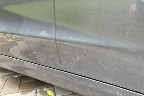 Durvju apak&scaron;daļa tuvplānā pēc mazgā&scaron;anas Dipstage automazgātavā Baložos &ndash; paliku&scaron;i netīrumi