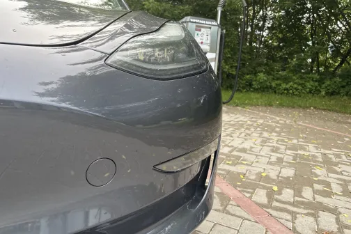 Priek&scaron;ējais lukturis un bufera stūris pēc mazgā&scaron;anas Dipstage automazgātavā Baložos &ndash; paliku&scaron;i balti traipi