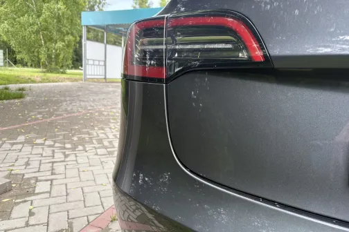 Aizmugurējais lukturis un aizmugures stūris pēc mazgā&scaron;anas Dipstage automazgātavā Baložos &ndash; paliku&scaron;i balti traipi