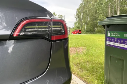 Otras puses aizmugurējais lukturis pēc mazgā&scaron;anas Dipstage automazgātavā Baložos &ndash; paliku&scaron;i balti traipi