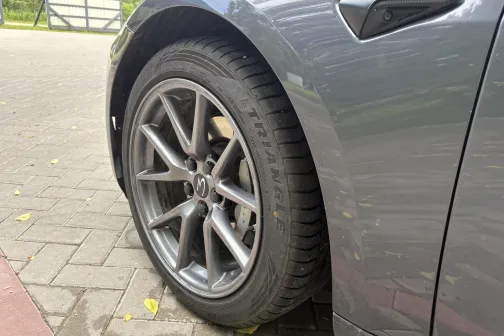 Priek&scaron;ējais ritenis un spārns pēc mazgā&scaron;anas Dipstage automazgātavā Baložos &ndash; paliku&scaron;i netīrumi