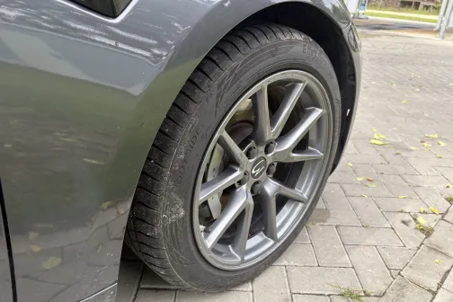 Otras puses priek&scaron;ējais ritenis pēc mazgā&scaron;anas Dipstage automazgātavā Baložos &ndash; paliku&scaron;i netīrumi