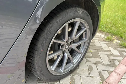 Aizmugurējais ritenis un spārns pēc mazgā&scaron;anas Dipstage automazgātavā Baložos &ndash; paliku&scaron;i netīrumi