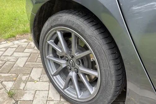 Otras puses aizmugurējais ritenis pēc mazgā&scaron;anas Dipstage automazgātavā Baložos &ndash; paliku&scaron;i netīrumi