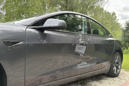 Priek&scaron;ējās durvis un sānu spogulis pēc mazgā&scaron;anas Dipstage automazgātavā Baložos &ndash; paliku&scaron;i balti traipi